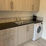 Comfortable 2 Bedroom Apartment 7 Minute Walk To Train Station