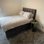 Comfortable 2 Bedroom Apartment 7 Minute Walk To Train Station