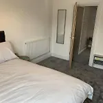 Comfortable 2 Bedroom Apartment 7 Minute Walk To Train Station