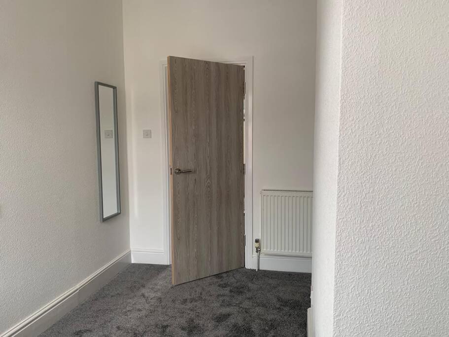 Apartment Comfortable 2 Bedroom 7 Minute Walk To Train Station