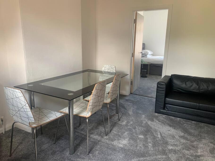 Comfortable 2 Bedroom 7 Minute Walk To Train Station Birmingham