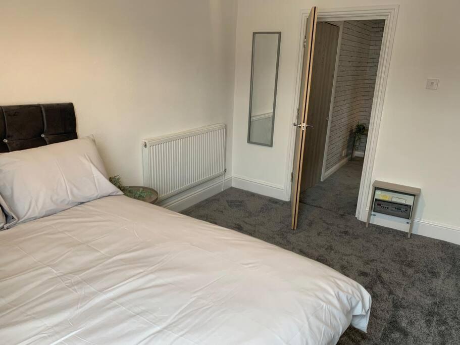 Apartment Comfortable 2 Bedroom 7 Minute Walk To Train Station